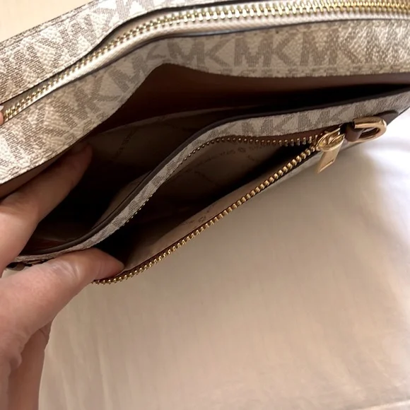 Michael Kors | Jet Set Logo Crossbody | LIKE NEW - Picture 4 of 6